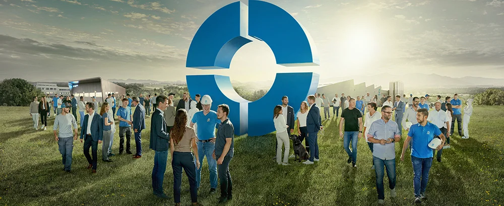 AGRU Kunststofftechnik GmbH - zaposleni okupljeni ispred AGRU logotipa u prirodi
